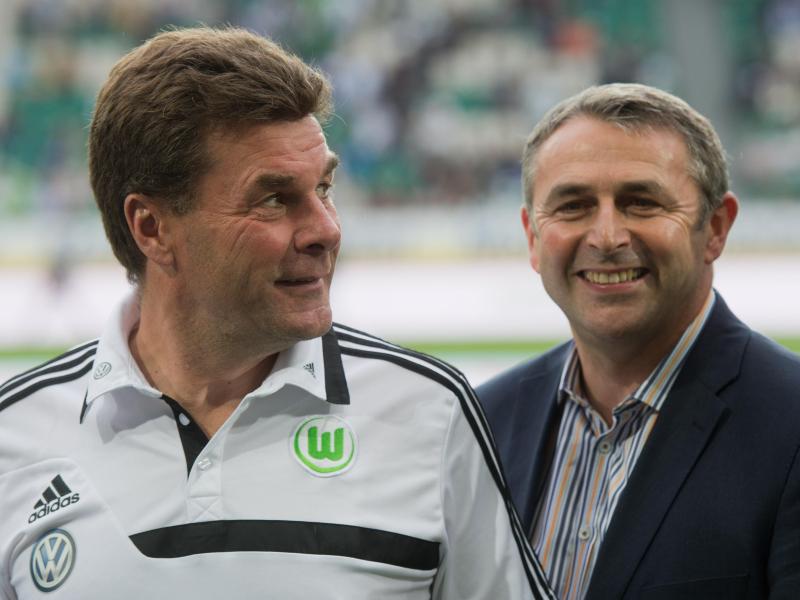 Coach Dieter Hecking (l.) plantn mit Wolfsburgs WM-Fahrern Coach Dieter Hecking (l.) plantn mit Wolfsburgs WM-Fahrern