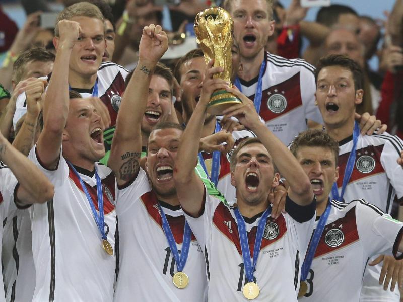 Für die deutsche Nationalmannschaft begann mit der Pokalübergabe eine lange Partynacht. Foto: Marcelo Sayao Für die deutsche Nationalmannschaft begann mit der Pokalübergabe eine lange Partynacht. Foto: Marcelo Sayao