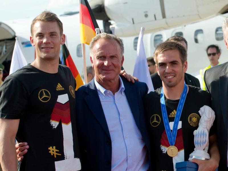 Karl Heinz Rummenigge (M) posiert in München mit Manuel Neuer (l) und Philipp Lahm