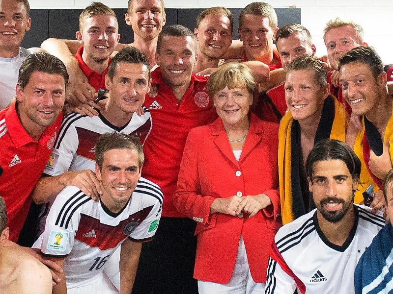 Bundeskanzlerin Angela Merkel posiert mit der deutschen Nationalmannschaft
