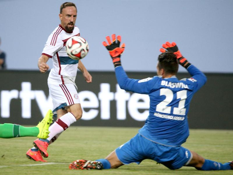 Bayerns Franck Ribery (l) sorgte für die 2:0-Führung, die die Münchner noch leichtfertig verspielten