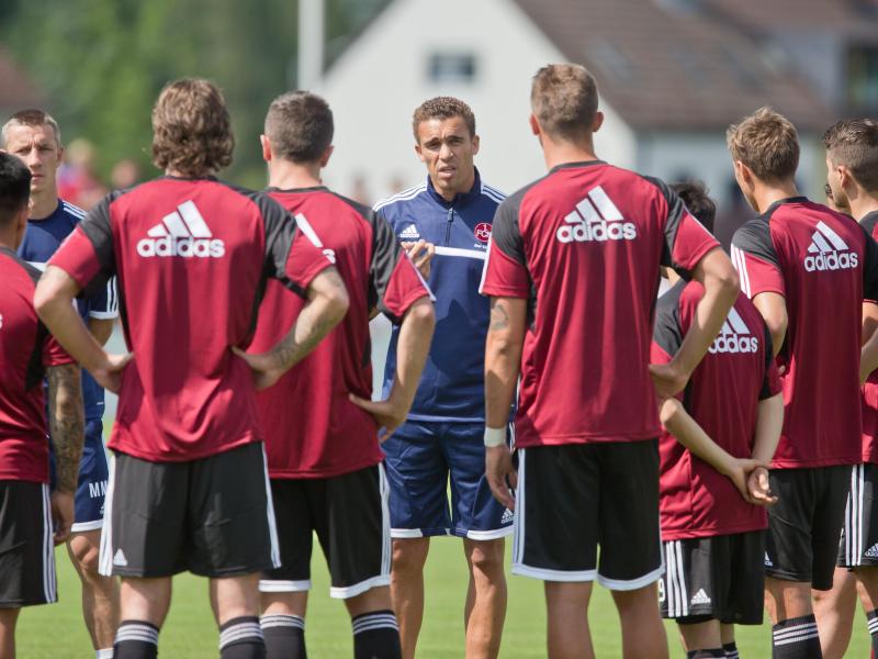 Das Team von Nürnberg-Trainer Valerien Ismael (m.) ist bei den Zweitliga-Coaches Aufstiegkandidat Nummer Eins. Foto: Daniel Karmann