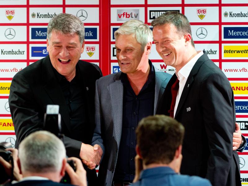VfB-Präsident Bernd Wahler (l-r), Trainer Armin Veh und Sportvorstand Fredi Bobic posieren in Stuttgart auf einer PK