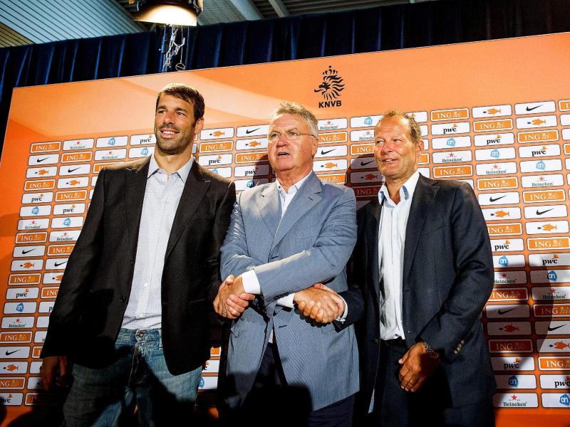 Guus Hiddink (M.) wird als neuer Bondscoach vorgestellt