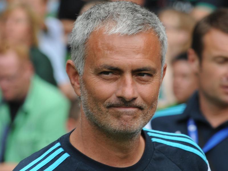 Gebräunt, aber nicht gut gelaunt: Chelsea Trainer Jose Mourinho stichelte ein wenig gegen die Bundesliga. Foto: Carmen Jaspersen