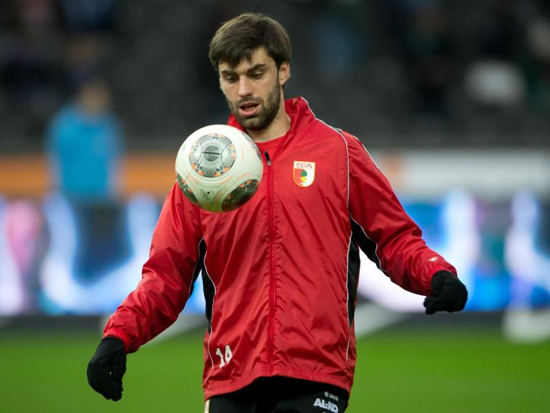 Jan Moravek zog sich beim Testspiel des FC Augsburg eine Knieblessur zu Jan Moravek zog sich beim Testspiel des FC Augsburg eine Knieblessur zu