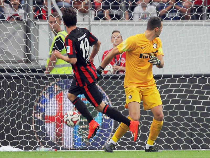 Neuzugang Lucas Piazon (l.) erzielte das Tor zum 1:1-Ausgleich Neuzugang Lucas Piazon (l.) erzielte das Tor zum 1:1-Ausgleich