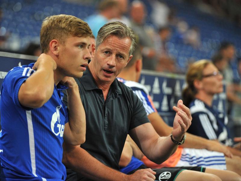 Schalkes Trainer Jens Keller (r.) muss auf sechs Spieler verzichten, Max Meyer ist mit dabei