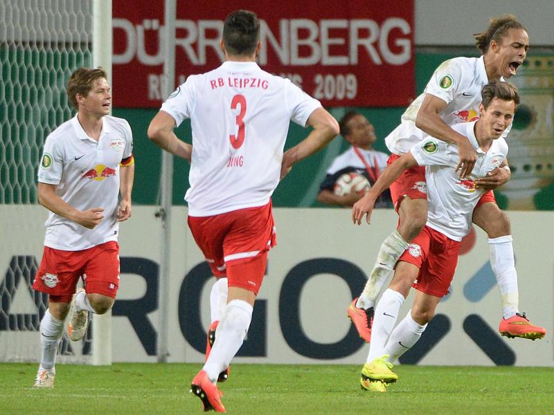 Leipzigs Torschütze Clemens Fandrich (r) wird von Yussuf Poulsen für das 2:1 gefeiert