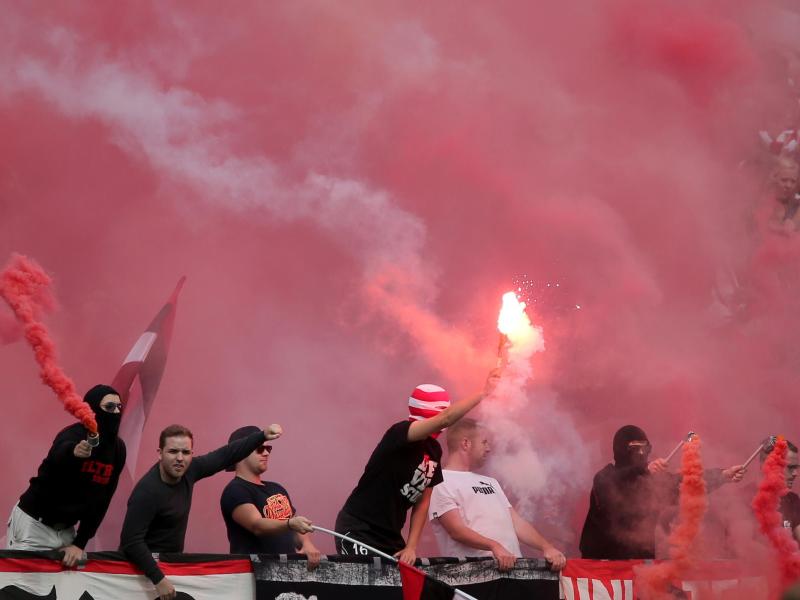 Fans von Fortuna düsseldorf brennen Feuerwerkskörper und Rauchbomben ab