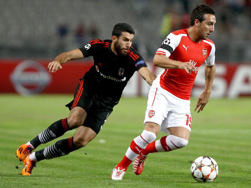 Santi Cazorla (r) vom FC Arsenal hat sich gegen den Istanbuler Ismail Koybasi durchgesetzt