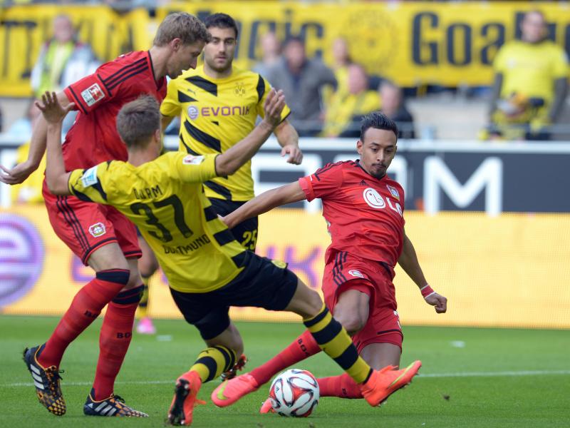 Karim Bellarabi (r) erzielte nach neun Sekunden das 1:0 für Bayer 04 Leverkusen