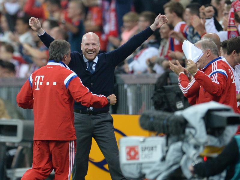Sportvorstand Matthias Sammer (M.) bejubelt den 2:1-Sieg der Bayern gegen den VfL Wolfsburg