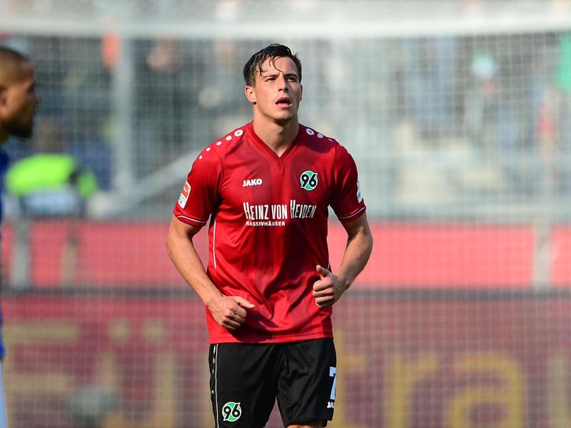Edgar Prib (M.) hatte sich gegen Schalke 04 am Knie verletzt