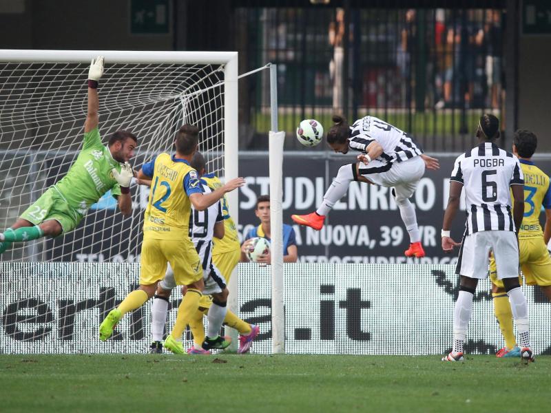 Der Ball sprang nach dem Kopfball von Martin Caceres auf Veronas Cristiano Biraghis ins Tor. Foto: Venezia