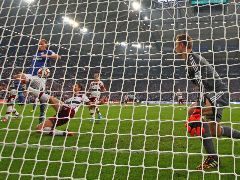Bayern-Torwart Manuel Neuer (r) regte sich über den Treffer vom Schalker Benedikt Höwedes (l) auf. Foto: Kevin Kurek