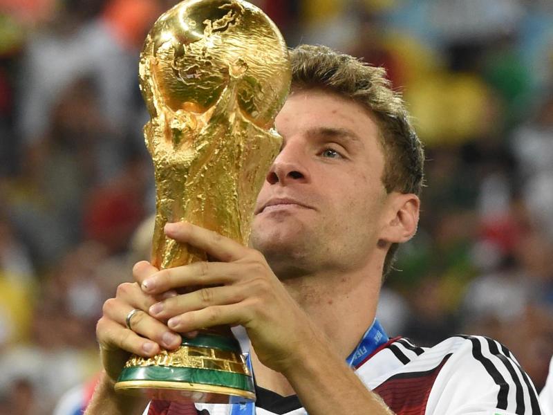 Thomas Müller und der WM-Pokal