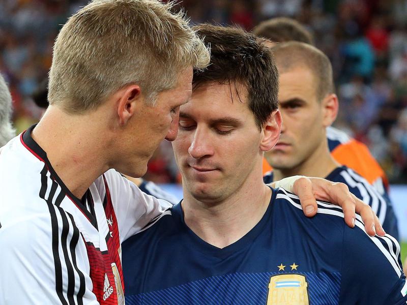 Bastian Schweinsteiger tröstete Argentiniens Star Lionel Messi nach dem WM-Finale.