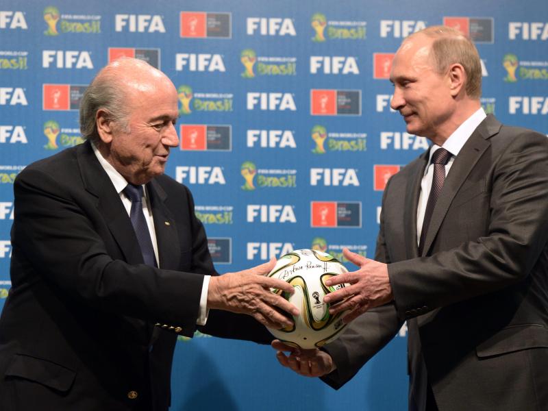 FIFA-Präsident Blatter (l) will nicht loslassen - die WM 2018 soll im Russland von Wladimir Putin stattfinden