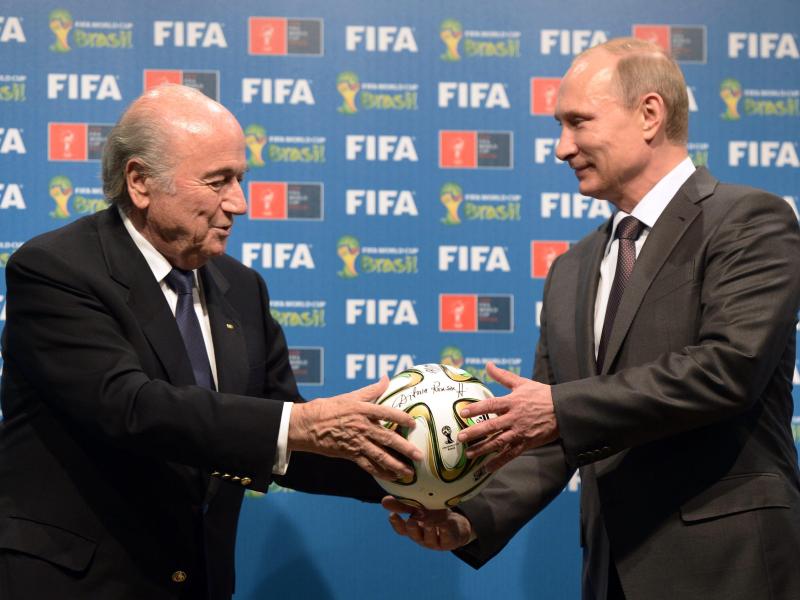 FIFA-Boss Joseph Blatter (l) steht zur WM-Vergabe 2018 an Russland und Präsident Wladimir Putin. Foto: Alexej Nikolsky