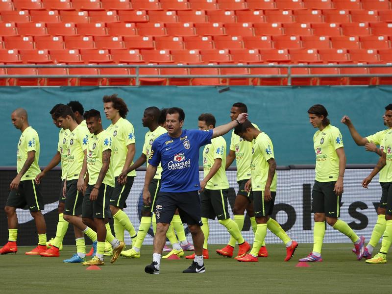 Carlos Dunga (M.) kehrte als Trainer der brasilianischen Nationalmannschaft zurück