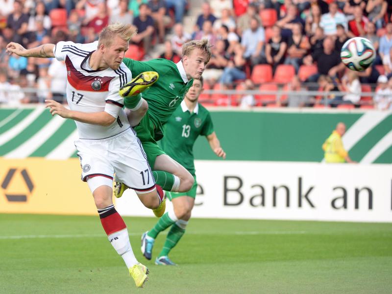 Philipp Hofmann (l) erzielt per Kopf gegen den Iren Mason Watkins das 1:0 für die deutsche U 21. Foto: Hendrik Schmidt