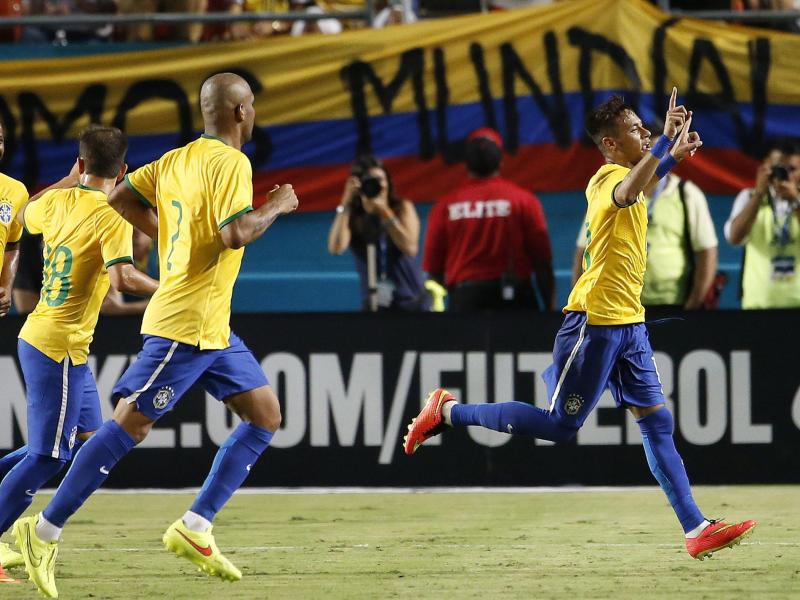 Neymar (r) jubelt über seinen Treffer zum 1:0 gegen Kolumbien. Foto: Rhona Wise