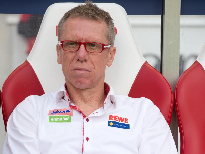 Trainer Peter Stöger sieht die Kölner beim Spiel in Paderborn nicht als Favoriten. Foto: Sebastian Kahnert