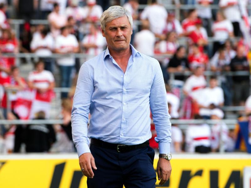 Stuttgarts Trainer Armin Veh fordert einen mutigen Auftritt seiner Mannen gegen den FC Bayern München