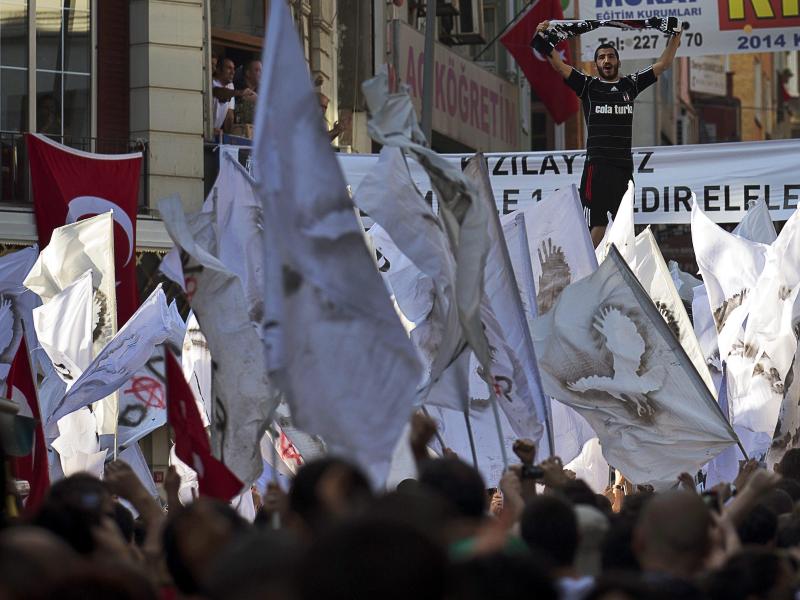 Türkische Fans des Istanbuler Klubs Beşiktaş bei einer Demo gegen die Regierung Erdogan