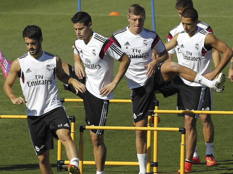 Kolumbiens James Rodriguez (2.v.l) und dahinter Toni Kroos bereiten sich auf das Stadtduell gegen Atlético vor