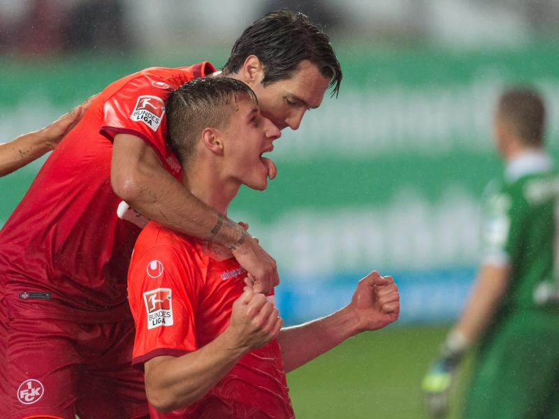 Kaiserslauterns Willi Orban (r) erzielte den Treffer zum 1:0.