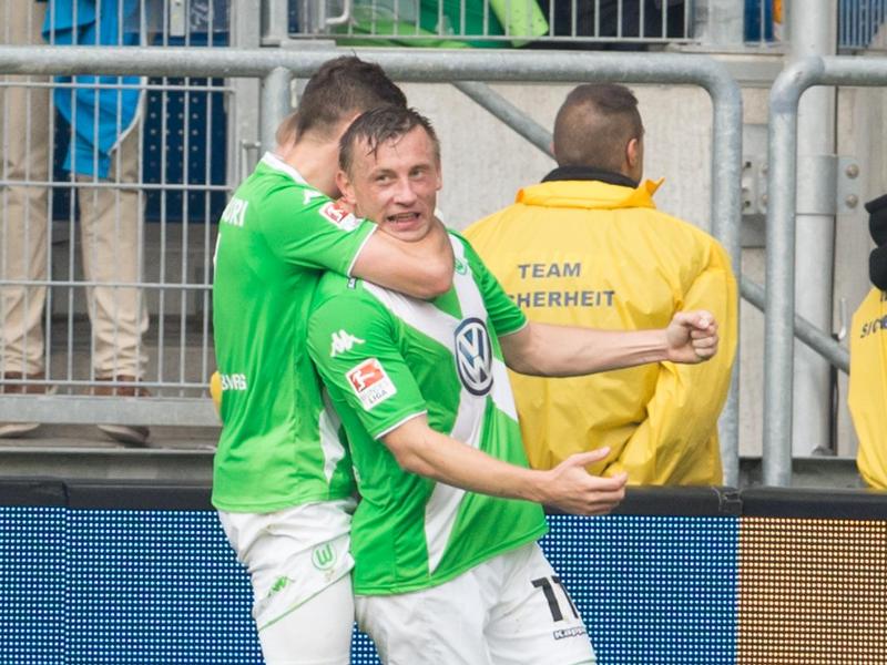 Ohne Ivica Olic (r) hätte der VfL Wolfsburg ein viertes Spiel verloren. Foto: Uwe Anspach