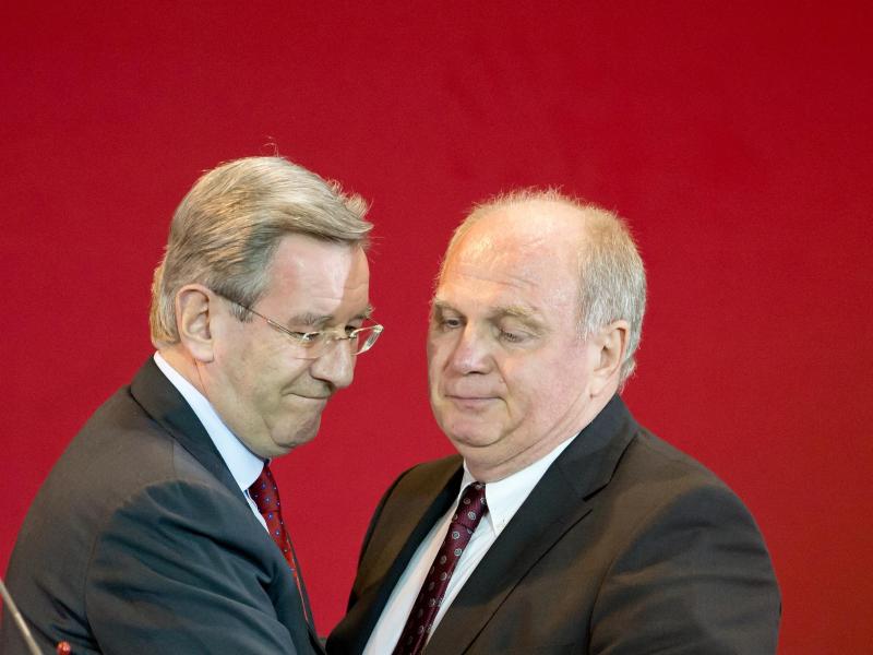 Uli Hoeneß (r.) umarmt im Mai bei der außerordentlichen Mitgliederversammlung des FC Bayern München Karl Hopfner
