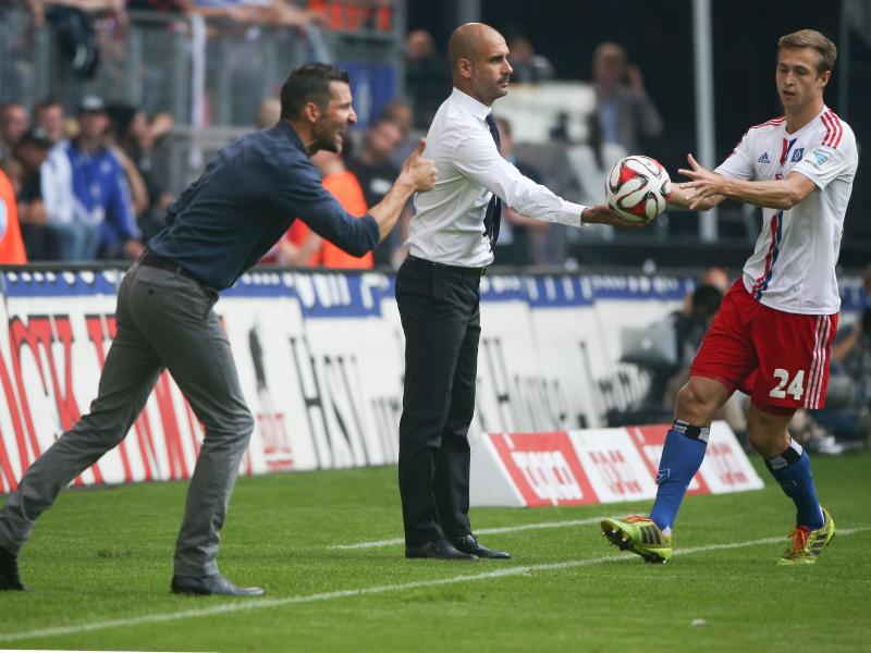 Pep Guardiola reicht den Ball frustriert an die Hamburger weiter, HSV-Trainer Josef Zinnbauer motiviert sein Team. Foto: Axel Heimken