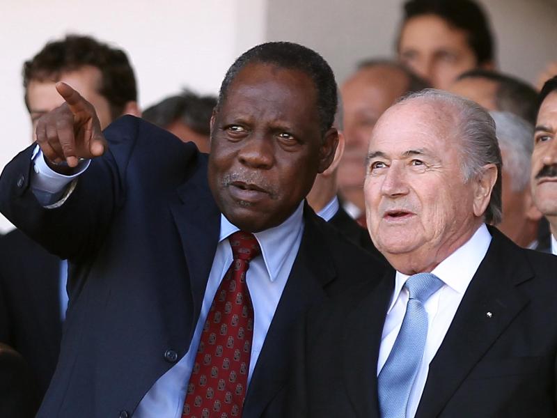 FIFA-Präsident Joseph Blatter (r.) im Gespräch mit CAF-Chef Issa Hayatou