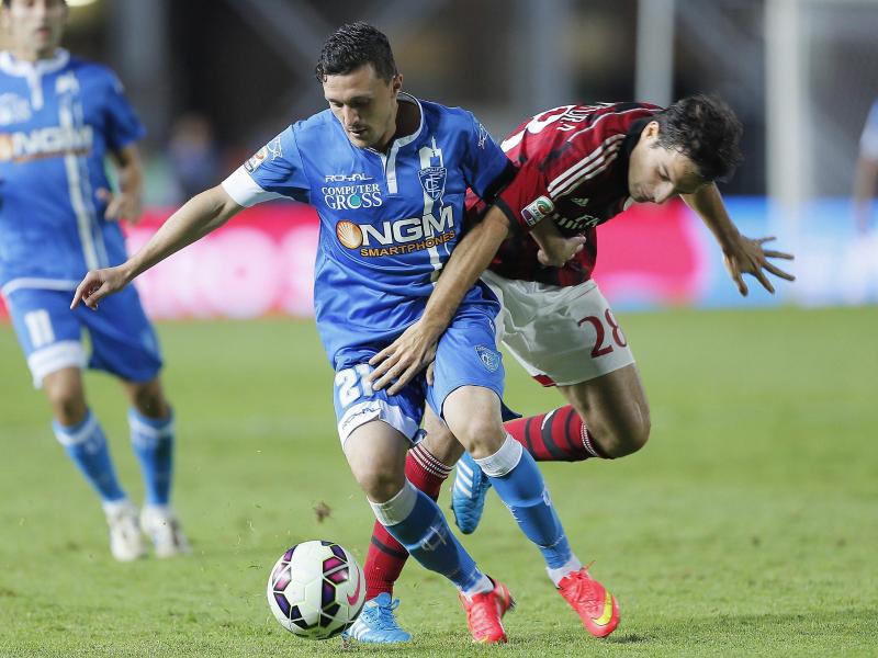 Empolis Silva Duarte Mario Rui (l.) kämpft mit dem Giacomo Bonaventura vom AC Mailand um den Ball