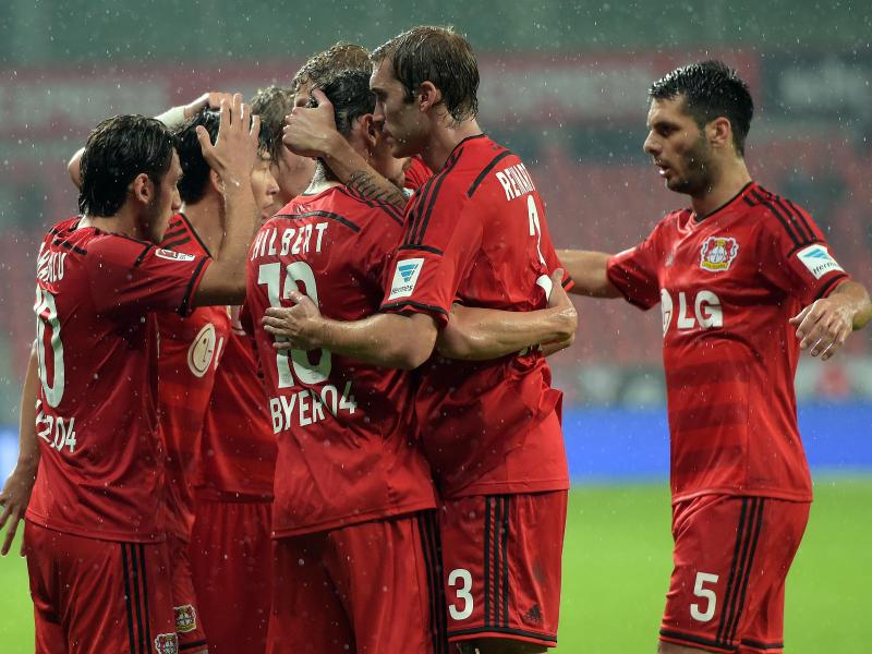 Die Leverkusener feiern in strömenden Regen das 1:0. Foto: Federico Gambarini