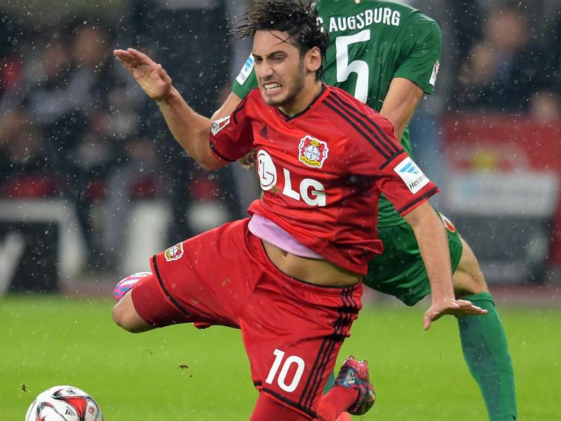 Hakan Calhanoglu war nach einem Sturz auf den Rücken gegen Augsburg ausgewechselt worden