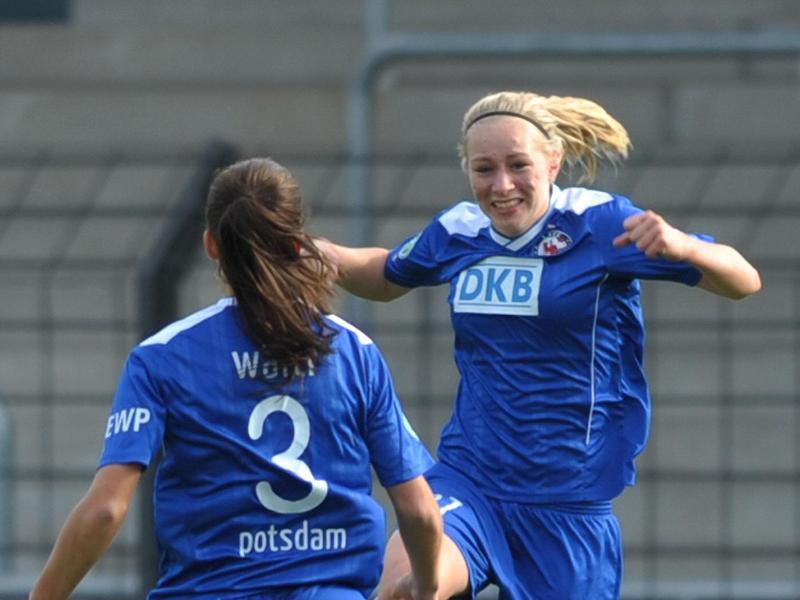 Pauline Bremer (r) traf dreifach gegen den Viertligisten SV Germania Hauenhorst. Foto: Oliver Mehlis