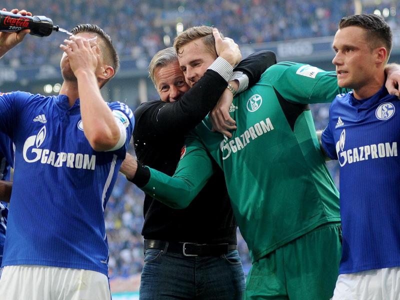 Schalke-Trainer Jens Keller herzt nach dem Sieg Keeper Ralf Fährmann. Foto: Jonas Güttler