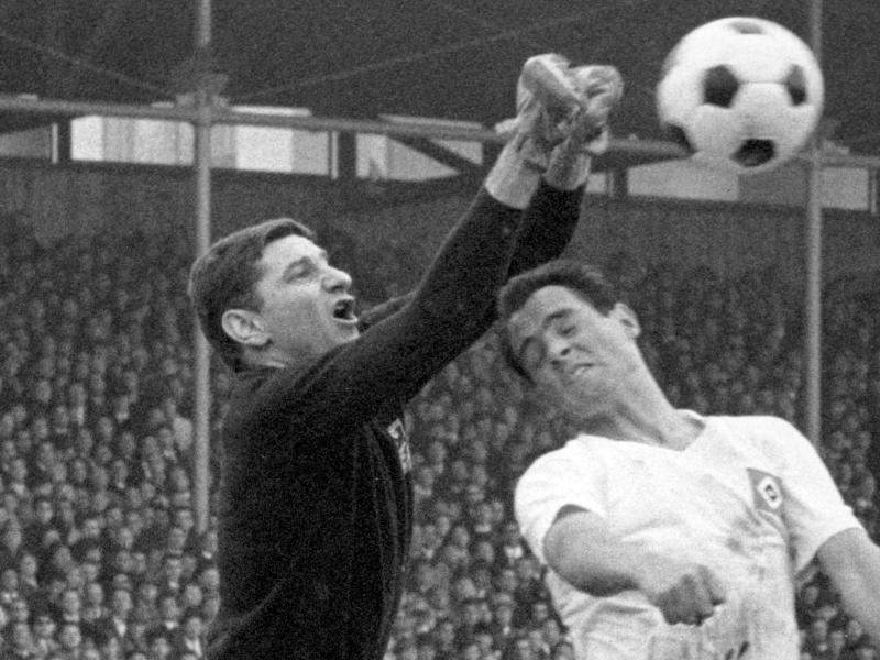 1860-Torwart Petar Radenkovic (l), genannt «Radi», faustet 1966 in einem Spiel gegen den HSV den Ball weg