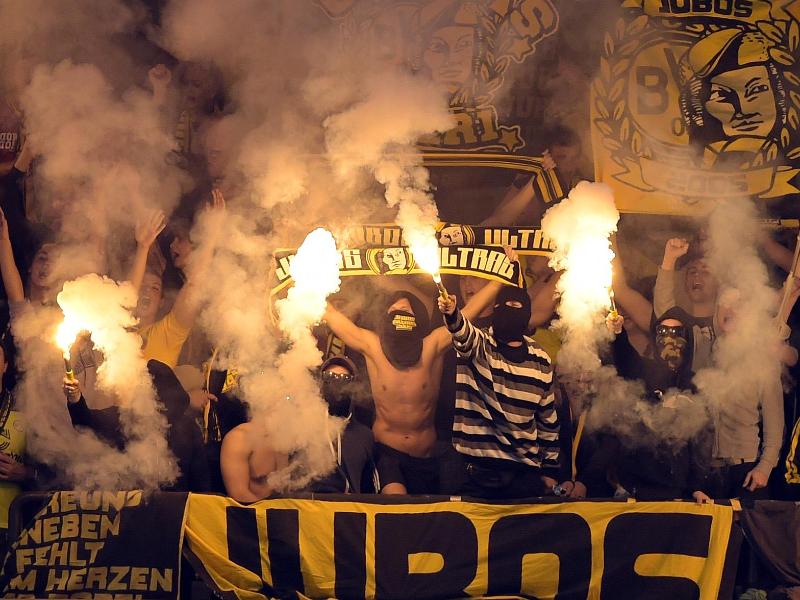 BVB-Anhänger fackeln in Anderlecht Bengalos ab