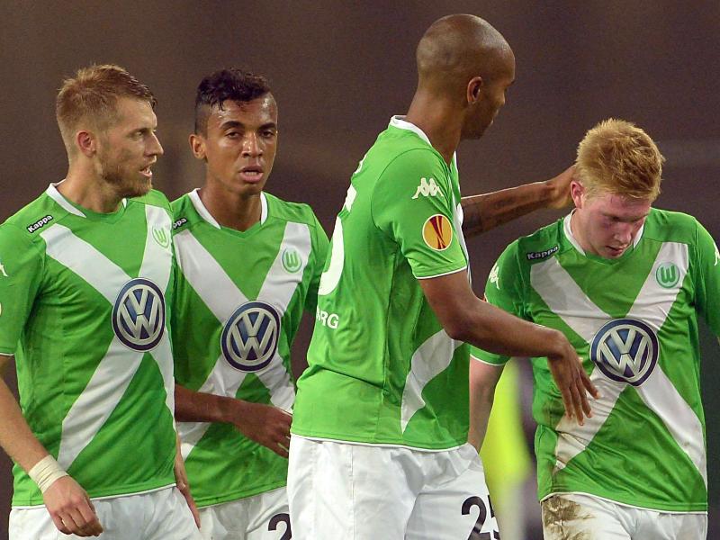 Die Wolfsburger bejubeln mit Torschütze Kevin De Bruyne (r.) das 1:1 gegen OSC Lille