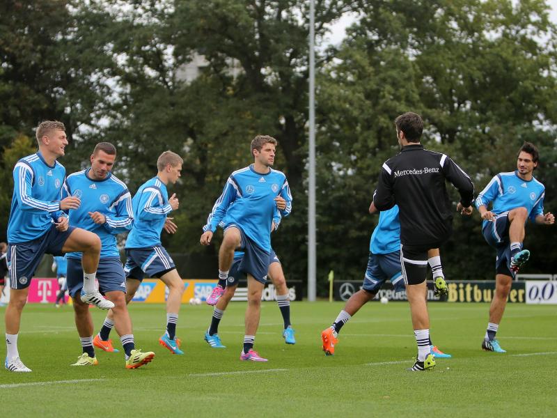 Die Spieler der deutschen Nationalmannschaft trainieren ohne Mesut Özil und André Schürrle. Foto: Fredrik von Erichsen Die Spieler der deutschen Nationalmannschaft trainieren ohne Mesut Özil und André Schürrle. Foto: Fredrik von Erichsen