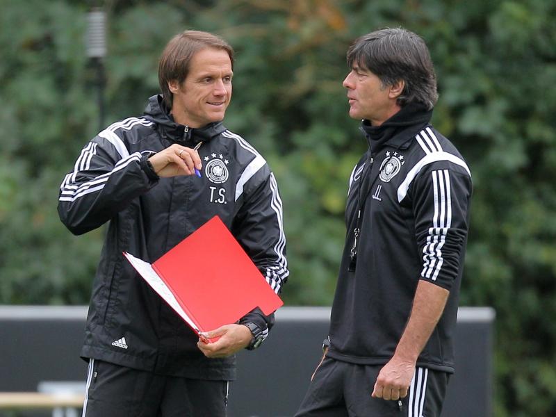 Joachim Löw (r) und sein Assistent Thomas Schneider beim Training der Nationalmannschaft. Foto: Fredrik von Erichsen