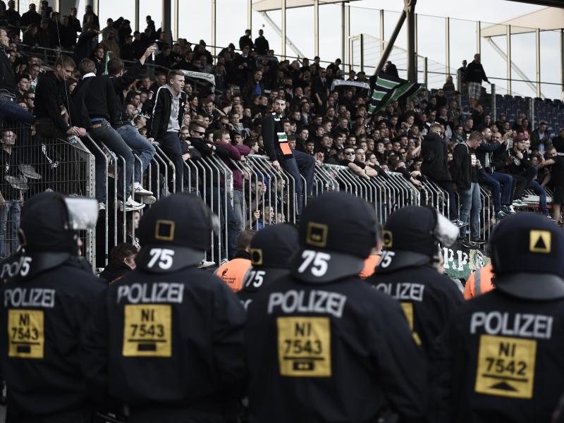 Die Abwanderung von Ultras in die Regionalliga macht dort einen verstärkten Polizeieinsatz nötig