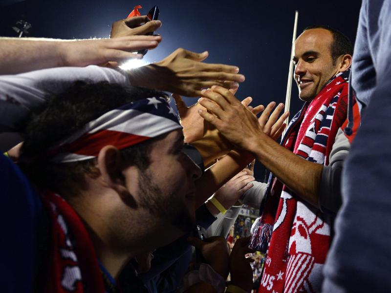 Landon Donovan verabschiedet sich in Hartford von den US-Fans. Landon Donovan verabschiedet sich in Hartford von den US-Fans.