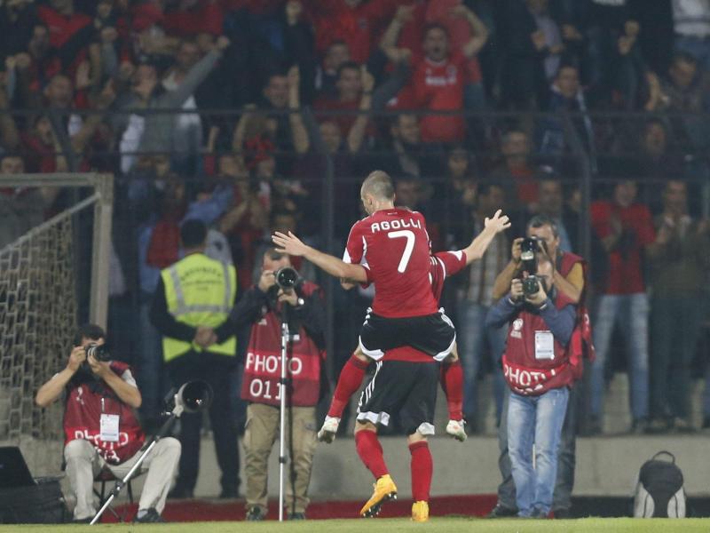 Die albanischen Spieler feiern nach dem Führungstreffer gegen Dänemark
