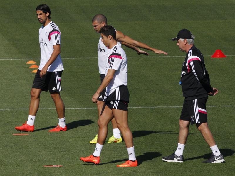 Carlo Ancelotti will Sami Khedira (l) bei Real Madrid halten. Foto: Alberto Martin